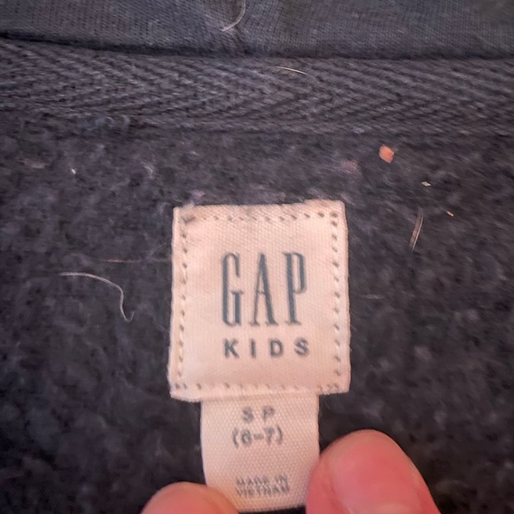 Kids size small (6-7) Gap zip up sweater - Picture 2 of 3